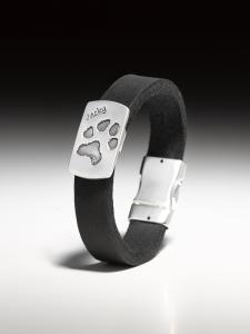 Schwarzes Lederarmband mit rechteckiger Pfötchenabdruckplatte